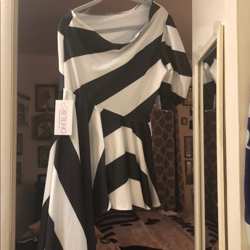 A symmetric black and white beauty - Picture 1 of 6